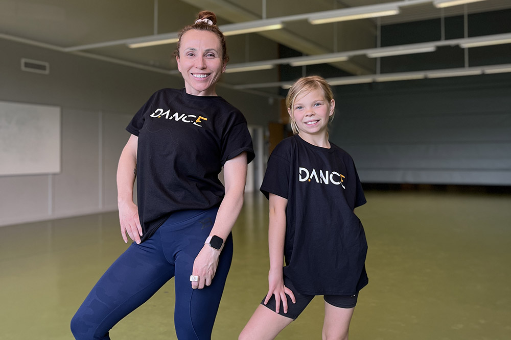 Kvinna och unge tjej i dance t-shirt